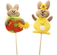 Dvě dekorativní velikonoční figurky zajíčků z plsti na dřevěných tyčkách