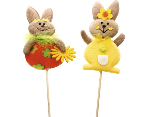 Dvě dekorativní velikonoční figurky zajíčků z plsti na dřevěných tyčkách