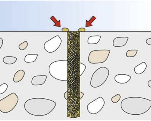 Ilustrace dlažebního kamene se spárovací hmotou a dvě červené šipky ukazující na spáry.