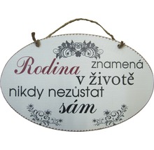 Dekorativní dřevěná cedule s nápisem Rodina znamená v životě nikdy nezůstat sám