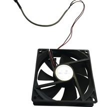 Černý čtvercový ventilátor počítačové skříně s kabely