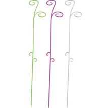 Tři kovové podpěry rostlin