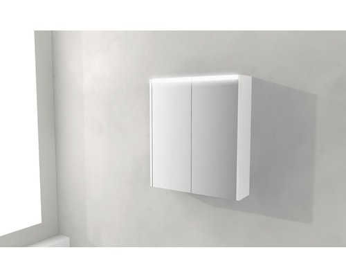 Bílá zrcadlová skříňka se dvěma dvířky a integrovaným osvětlením pro montáž na stěnu.