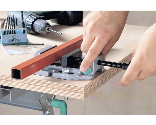 Pracovní stůl se svěrákem pro upínání obrobků