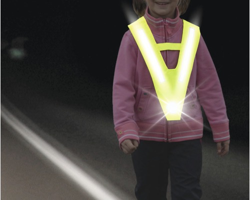 Dítě s reflexní výstražnou vestou pro lepší viditelnost