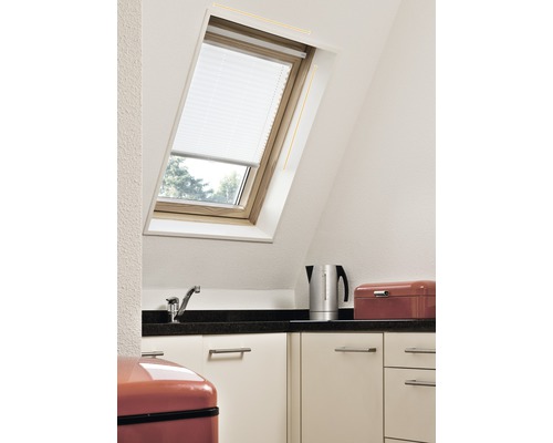 Střešní okno se žaluzií v moderní kuchyni