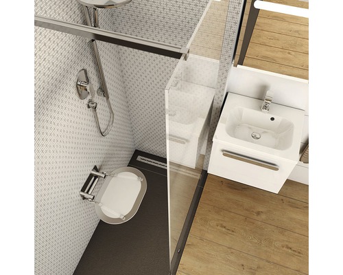 Koupelna se sprchou, sprchovým sedátkem, umyvadlem a dřevěnou podlahou