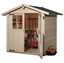 Dřevěný zahradní domek s otevřenými dveřmi a zahradním nářadím