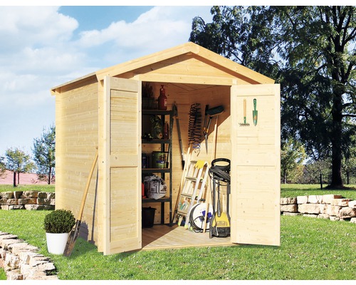 Otevřená dřevěná kůlna na nářadí s zahradním nářadím a regály