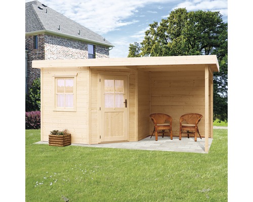 Dřevěný zahradní domek s přístavbou a dvěma židlemi na zahradě