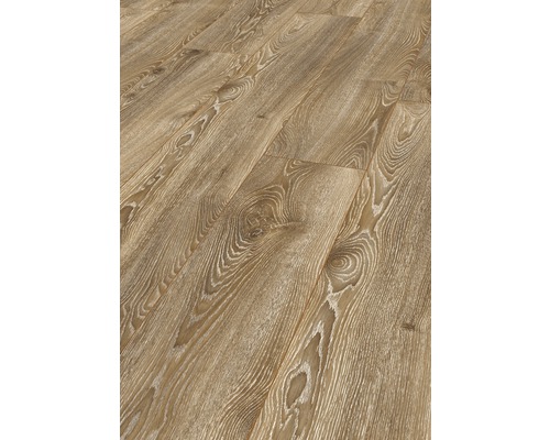 Položená laminátová podlaha s dřevěným vzhledem