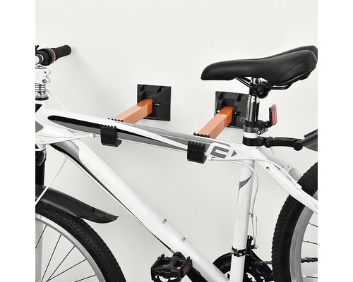 Jízdní kolo na nástěnném držáku