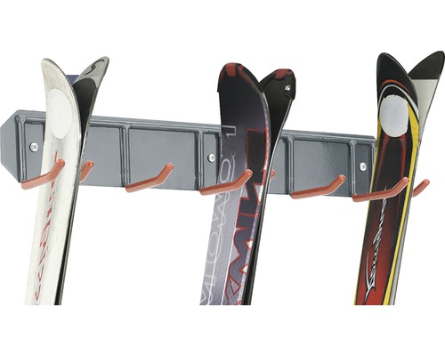Nástěnný držák na lyže se třemi páry lyží