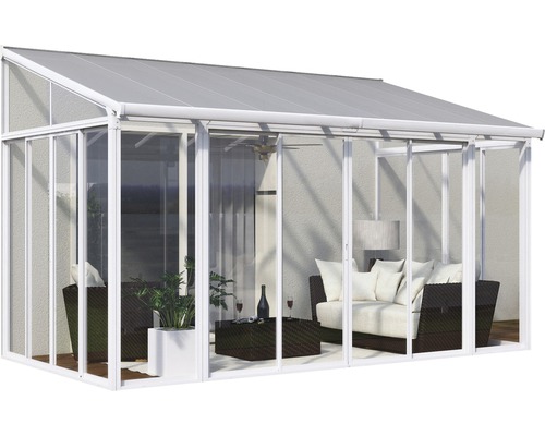 Zimní zahrada se skleněnými stěnami a nábytkem