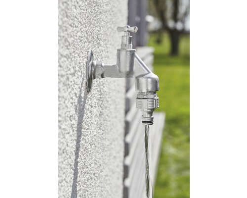 Vodovodní kohoutek s tekoucí vodou na zdi