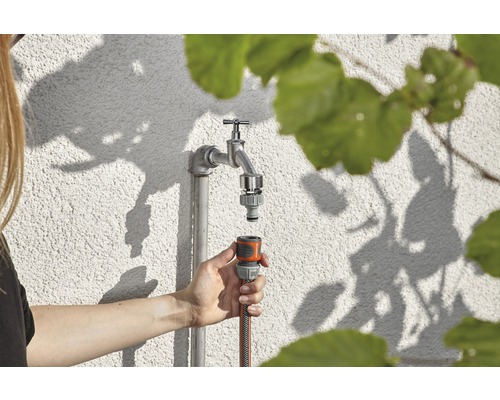 Zahradní scéna s vodovodním kohoutkem a hadicovou přípojkou