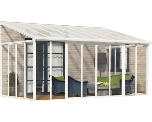 Zastřešená terasa se zahradním nábytkem a cihlovou zdí v pozadí