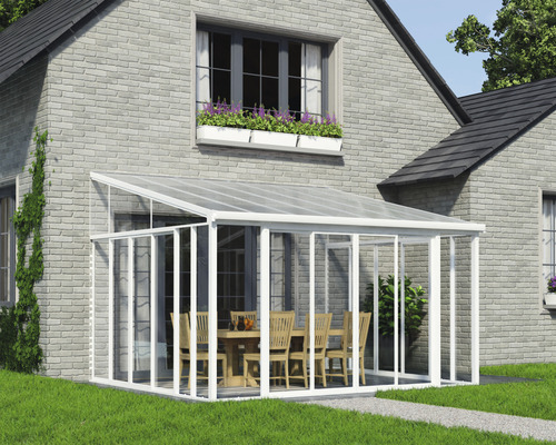 Přístavbový pavilon s jídelním stolem a židlemi u domu s cihlovou zdí