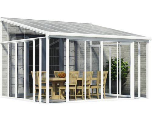 Zastřešená terasa s jídelním stolem a židlemi