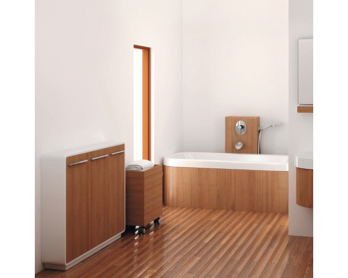 Světlá koupelna s vanou, umyvadlem, skříňkou pod umyvadlo a dřevěným košem na prádlo