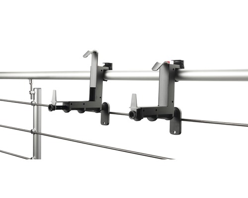 Dva držáky nářadí na zábradlí.