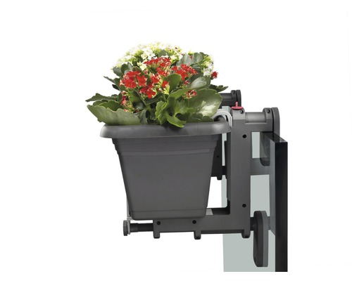 Květináč s držákem a rostlinami pro upevnění na balkonové zábradlí
