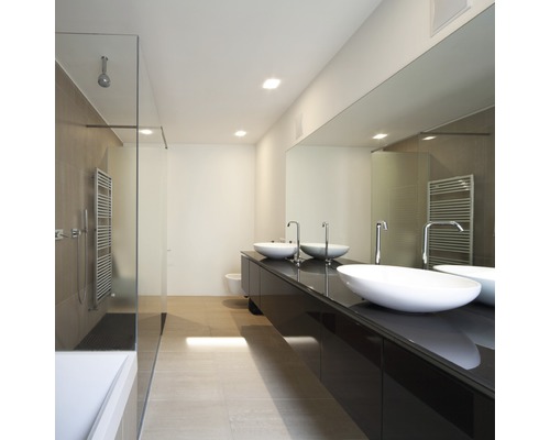 Moderní koupelna se sprchou, umyvadlem a zrcadlem