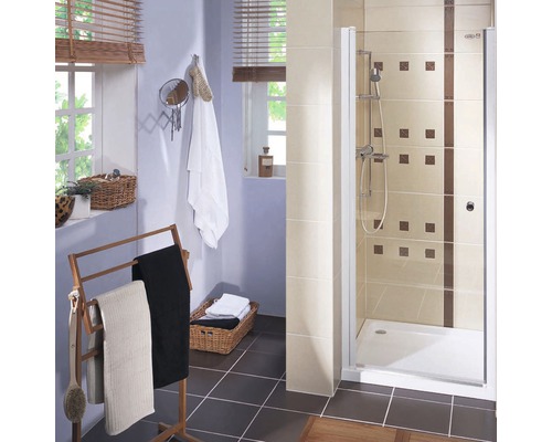 Světlá koupelna se sprchou a ručníky