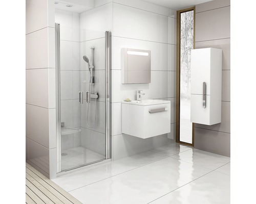 Moderní koupelna se sprchovým koutem, skříňkou pod umyvadlo, zrcadlovou skříňkou a vysokou skříní