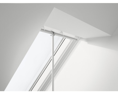 Střešní okno s roletou a ovládací tyčí