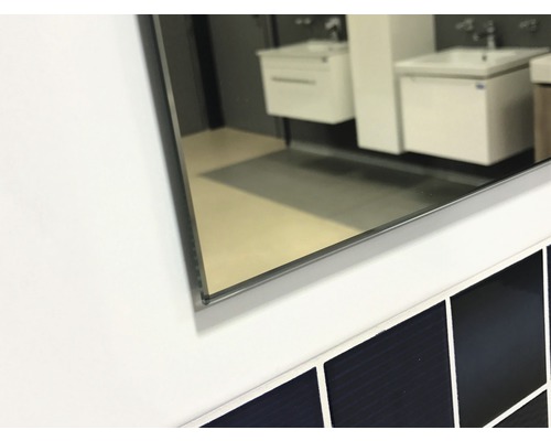 Detailní záběr zrcadla s rámem v koupelně