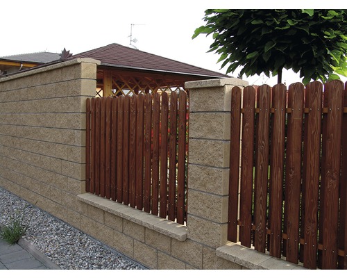 Zahradní zeď s dřevěným plotem a zděnými sloupky