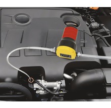 Odsávací čerpadlo oleje používané na motoru.