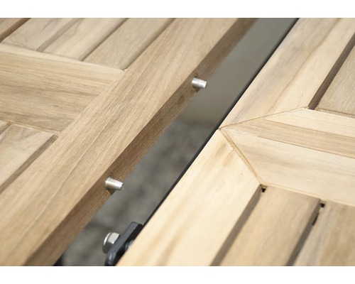 Detailní pohled na dřevěnou desku zahradního stolu s výsuvným mechanismem