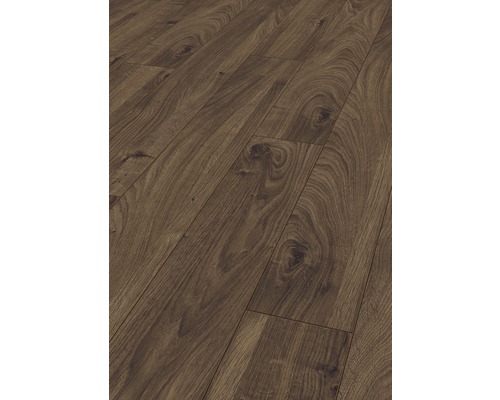 Detail laminátové podlahy s dřevěným vzhledem.