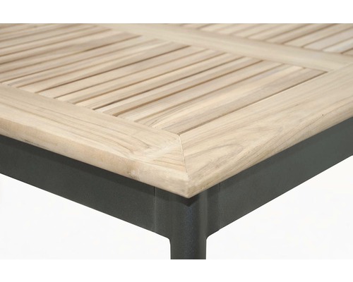 Detail zahradního stolu s dřevěnou lamelovou deskou a kovovým rámem