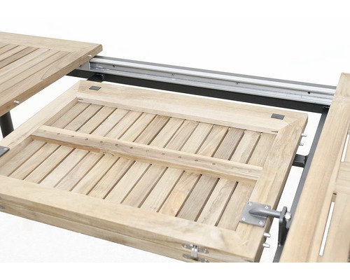 Detail zahradního stolu s výsuvnou funkcí a dřevěnou deskou