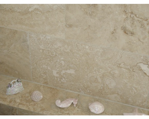 Obklad s dekorativními předměty