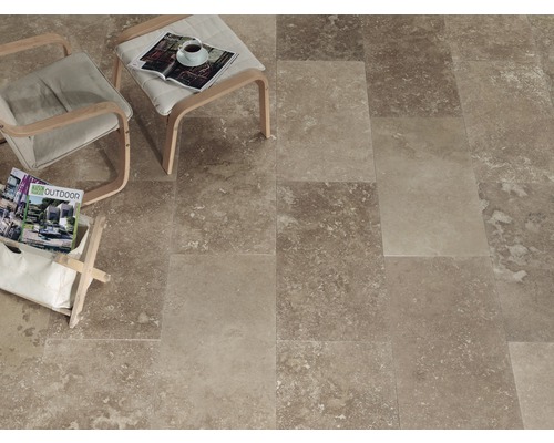 Pokládka travertinových dlaždic se dvěma židlemi a časopisy