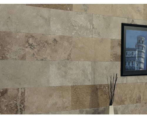 Obklad stěn travertinovými dlaždicemi a zarámovaný obraz