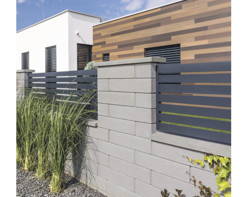 Betonový plot Rivago 60x20 cm šedý Zahradní plot s betonovou zdí a kovovými prvky před domem