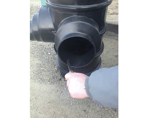 Ruční instalace rozvodného systému kanalizačních trubek