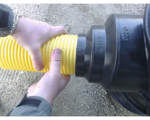 Žlutá drenážní hadice je připojena k černé spojce