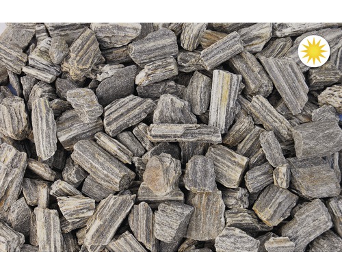 Naskládané okrasné oblázky do zahrady