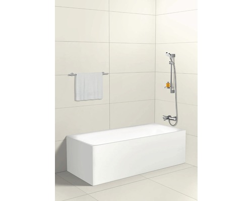 Světlá koupelna s obdélníkovou vanou, ručníkem a sprchovou armaturou