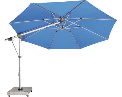 Modrý slunečník s šedým stojanem a základnou z kamenných dlaždic