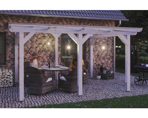 Zastřešení terasy SKAN HOLZ Siena 434 x 250 cm, lepené lamelové dřevo bílé ošetřené Krytá terasa se sedací soupravou a venkovním osvětlením.