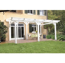 Bílá dřevěná pergola v zahradě s zahradním nábytkem