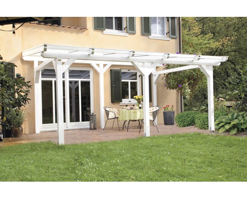 Bílá dřevěná pergola v zahradě s zahradním nábytkem