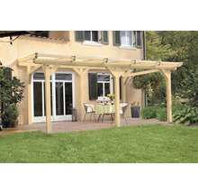Dřevěná pergola v zahradě se zahradním stolem a židlemi